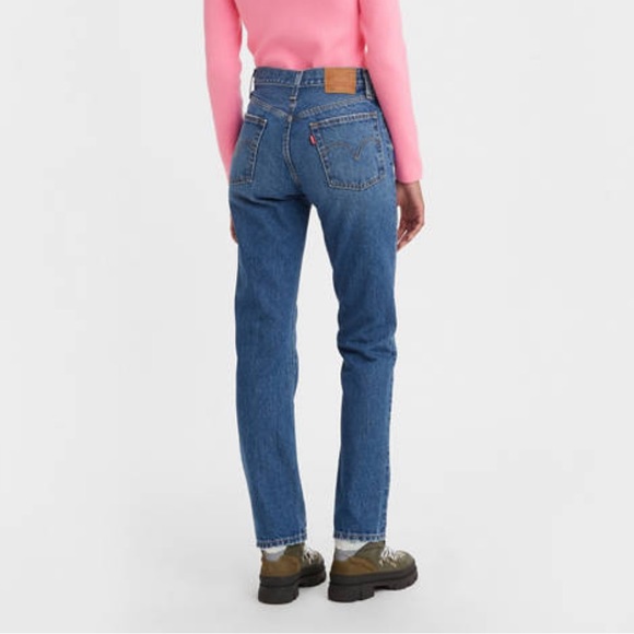 Levi’s 501 Original Fit Women’s Jeans in Medium Wash - Picture 8 of 11